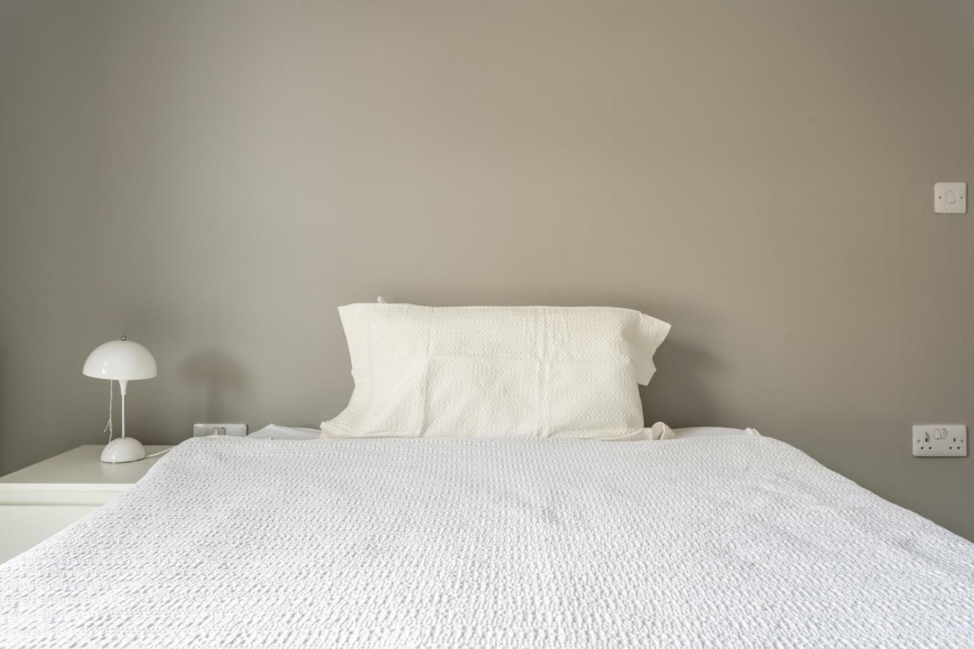 Modern Double Room With Shared Bathroom Londen Buitenkant foto