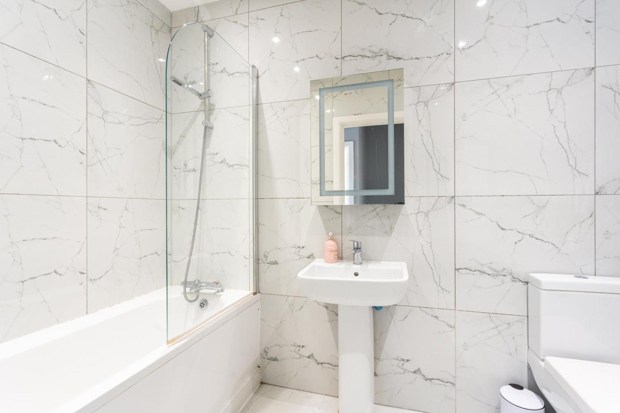 Modern Double Room With Shared Bathroom Londen Buitenkant foto