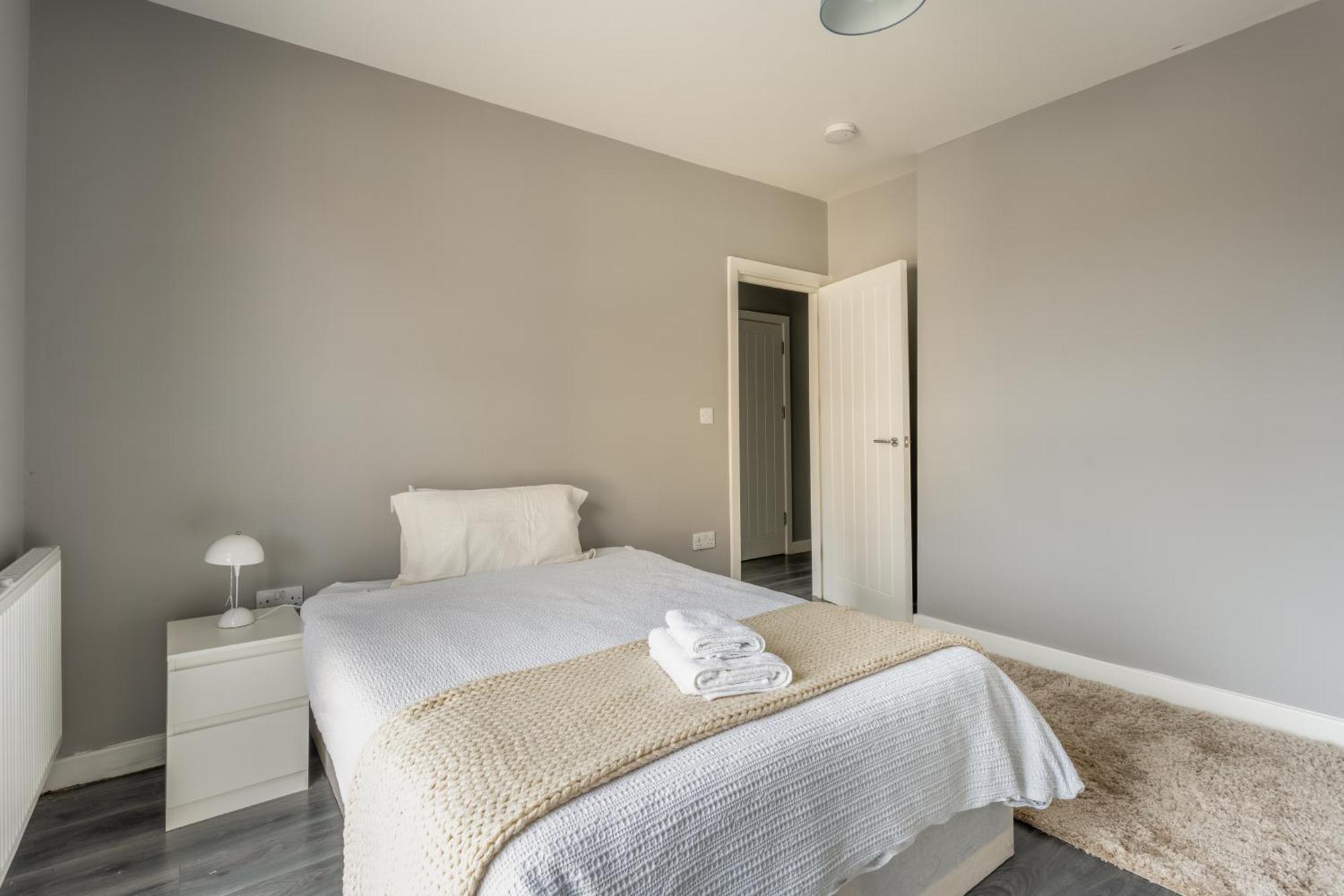 Modern Double Room With Shared Bathroom Londen Buitenkant foto