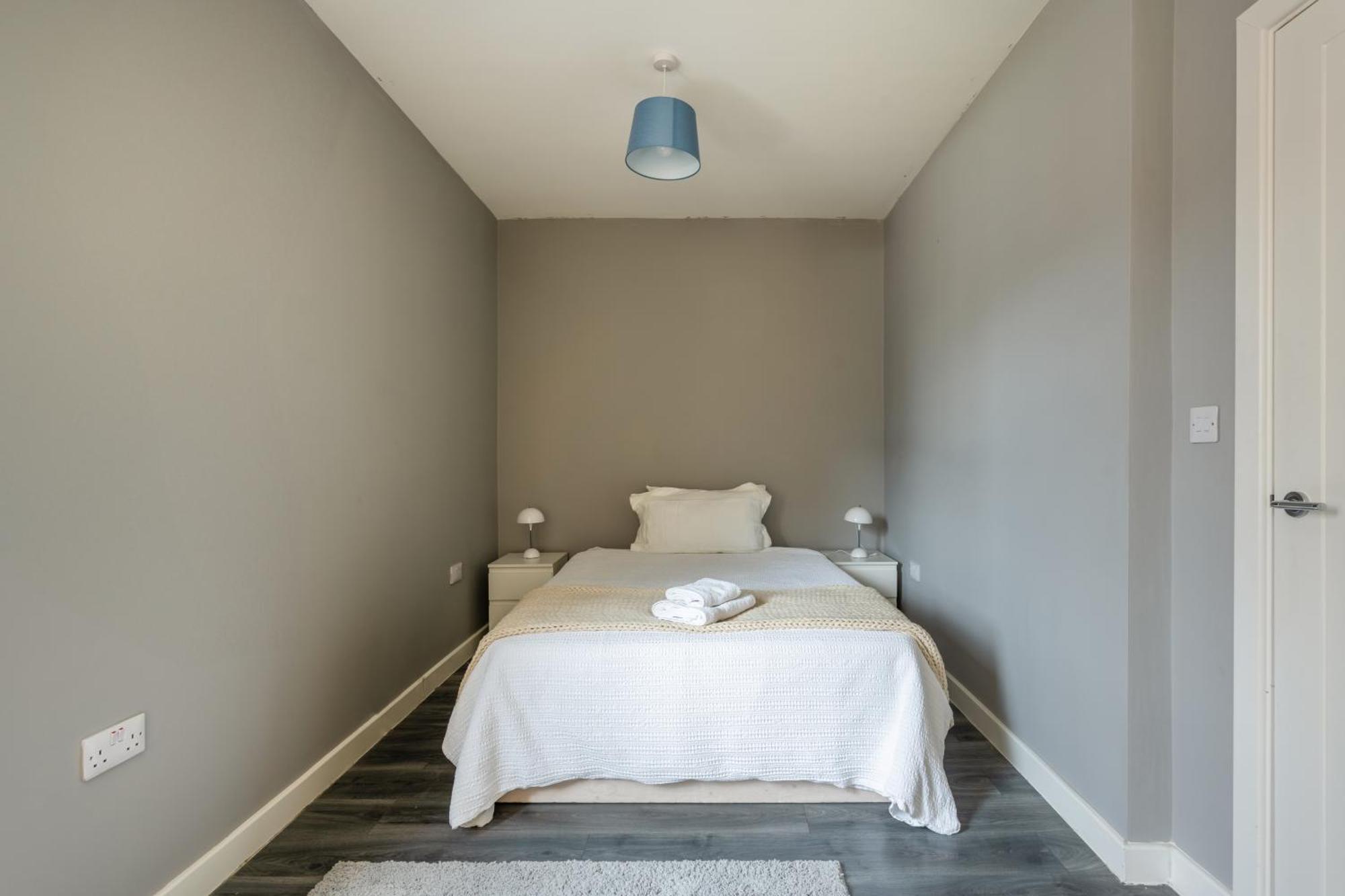 Modern Double Room With Shared Bathroom Londen Buitenkant foto
